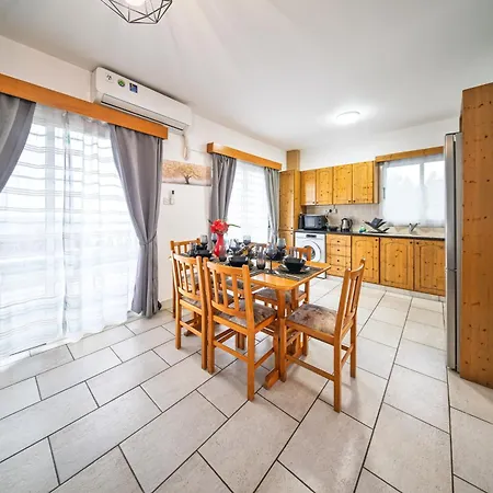 Seaview Paradise With Private Pool & Jacuzzi In Paphos Villa
